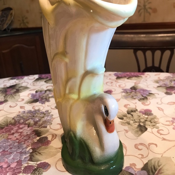 McCoy YELLOW AND GREEN SWAN VASE - Picture 3 of 12